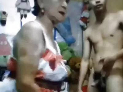 انحنى زوجته على سيكس محارم مترجم الحائط