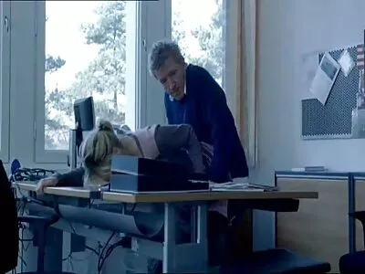 فتاة شابة تلحس سيكس محارم مترجم الديك